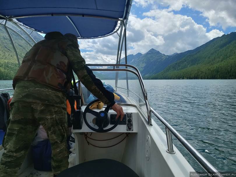 До Шумов можно добраться по воде или своим ходом. По тропе вдоль Нижнего озера 