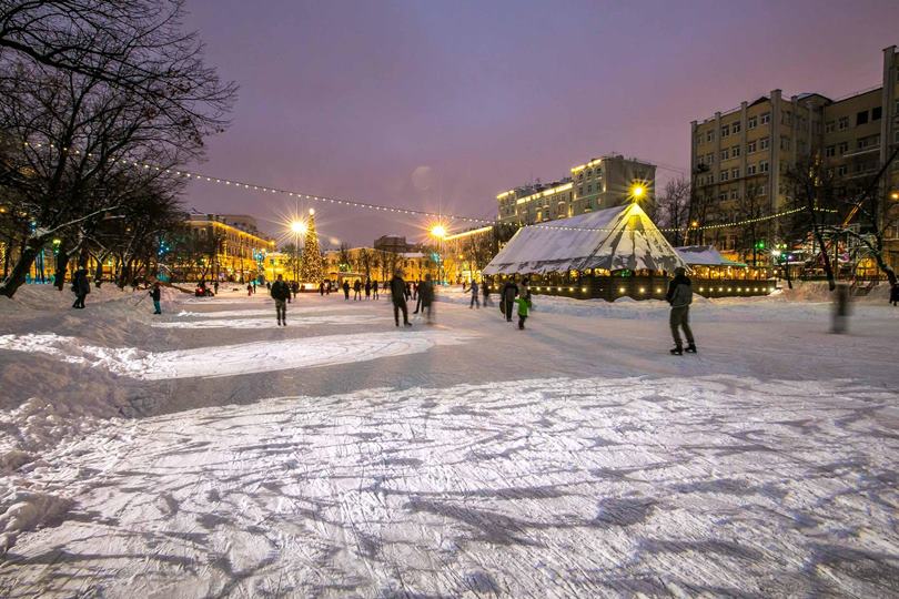 Каток на Чистых прудах в Москве