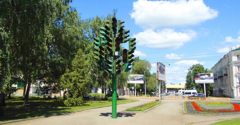 Скульптура «Светофорное дерево»