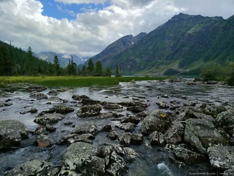 До Шумов можно добраться по воде или своим ходом. По тропе вдоль Нижнего озера (обойдя его справа), дорога займёт меньше часа.